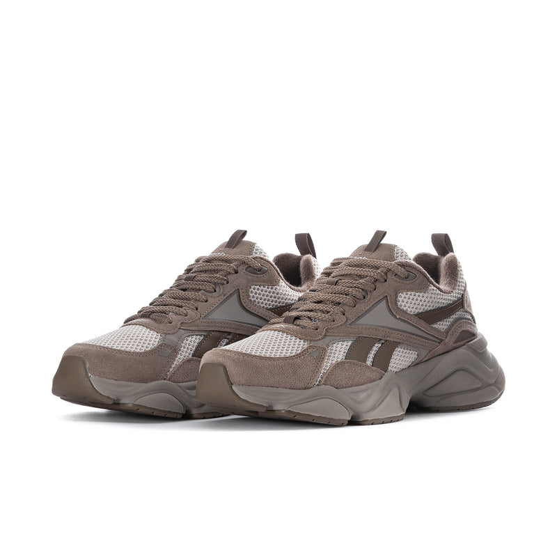 Men's running shoe taupe/grey/white, lace-up, textured overlays, thick outsole