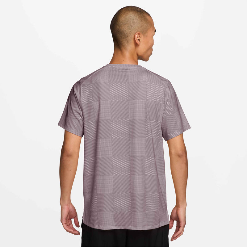 Court Advantage Printed Tee in Lt Violet Ore/Black