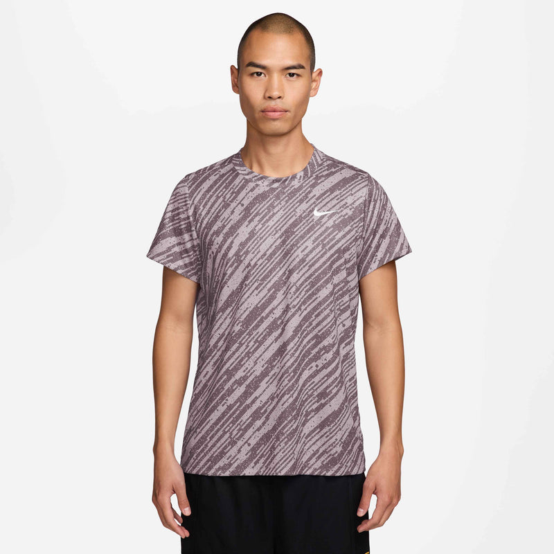 Men's Court Victory Printed Tee in Platinum Violet/White