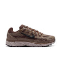Men's lace-up running shoes in brown with black Nike Swoosh, cushioned sole