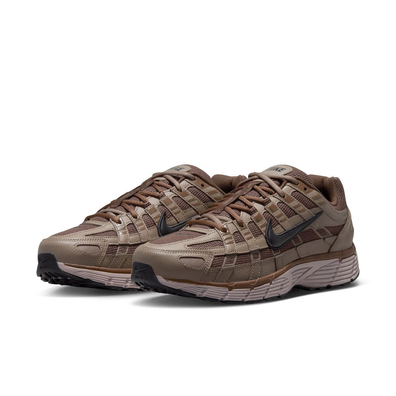 Men's lace-up running shoes in brown with mixed panels and low-profile tread sole