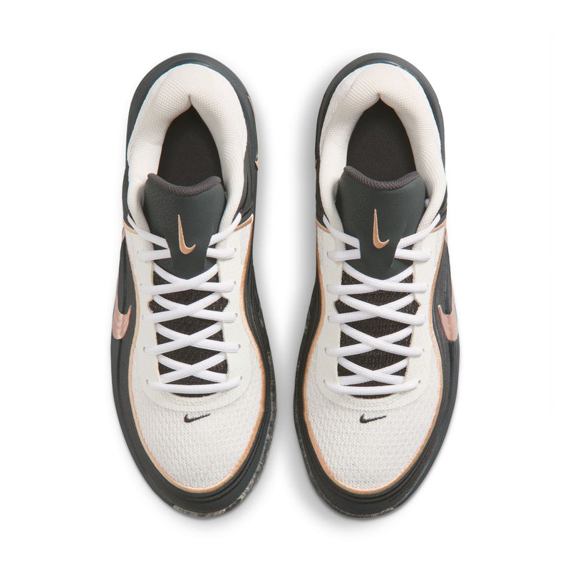 Men's low-top shoes, lace-up with white knit upper and black heel accents