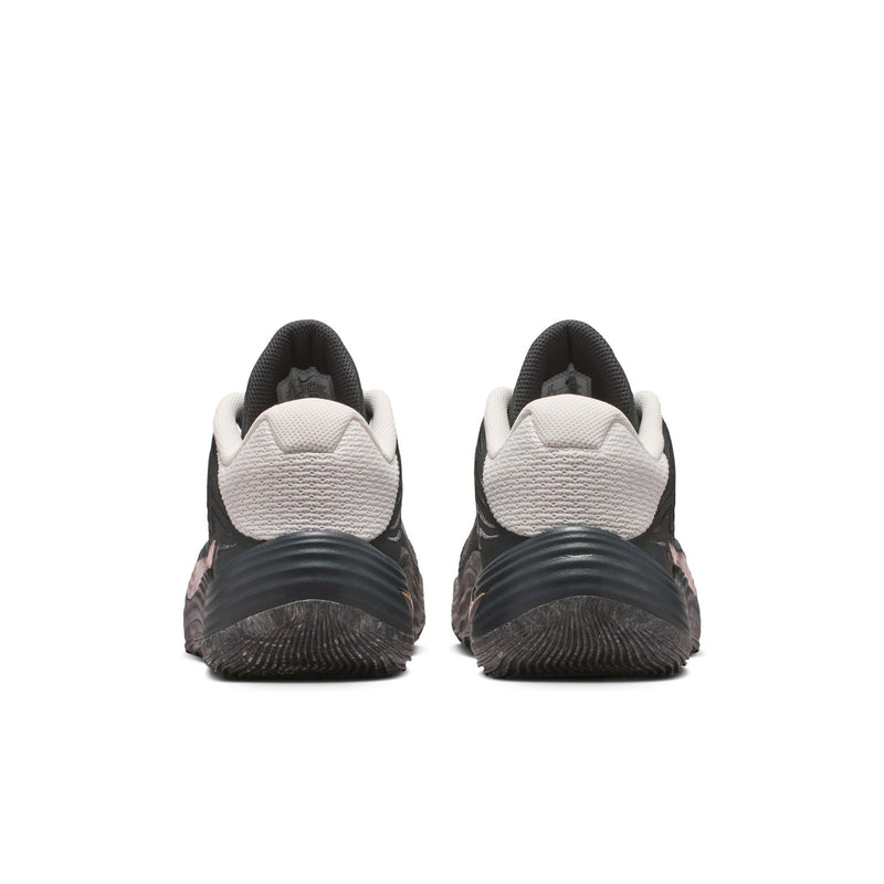 Men's low-top shoes, rear view with white collar and black textured heel