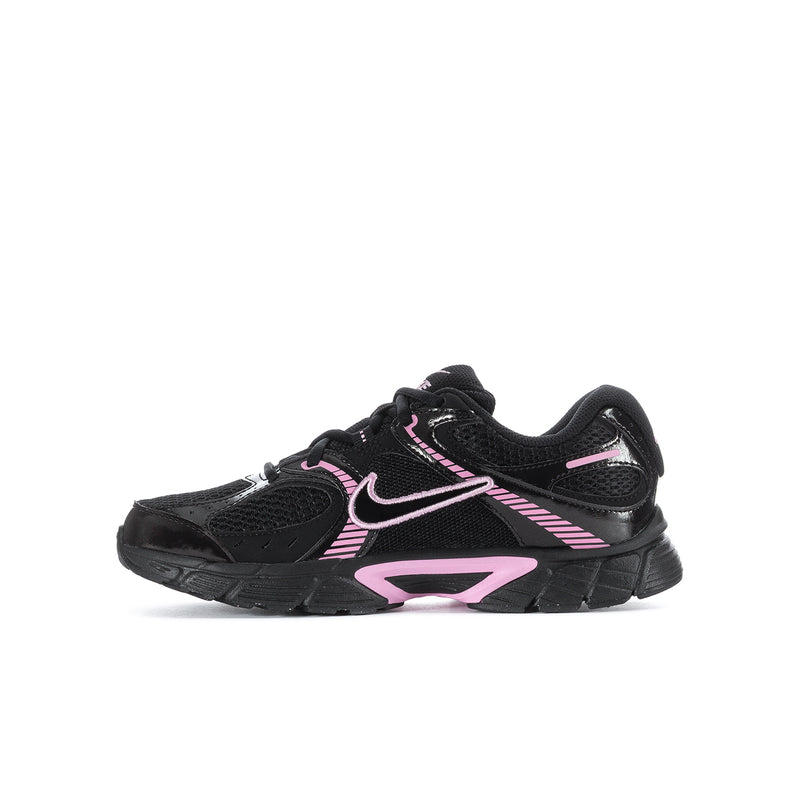 Youth running shoe front view, black with pink Swoosh and lace-up mesh upper.